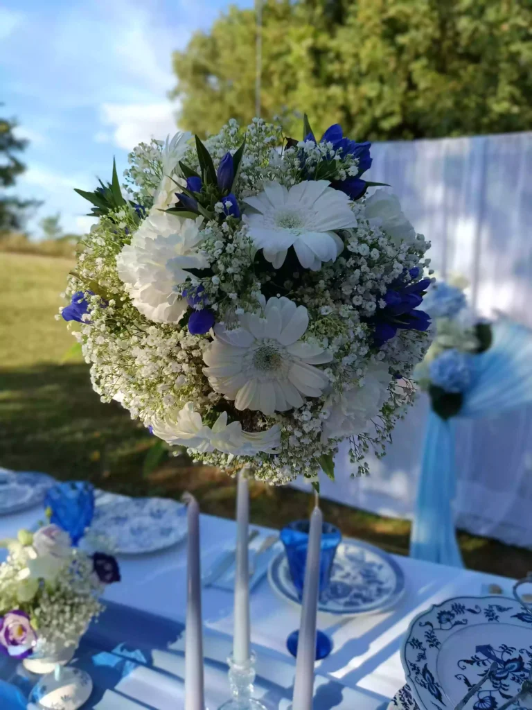 Composition florale mariage bleu et blanc